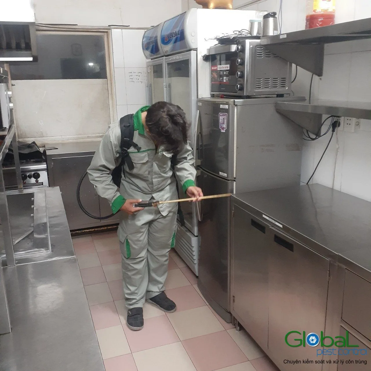 Kỹ thuật vi&ecirc;n phun thuốc diệt c&ocirc;n tr&ugrave;ng khu bếp inox nh&agrave; h&agrave;ng