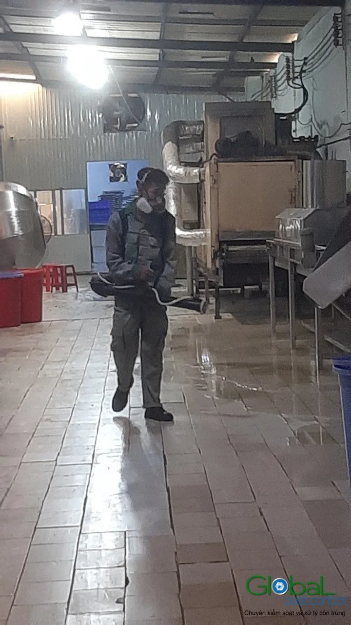 Kỹ thuật vi&ecirc;n phun thuốc lối đi giữa c&aacute;c m&aacute;y trong xưởng sản xuất