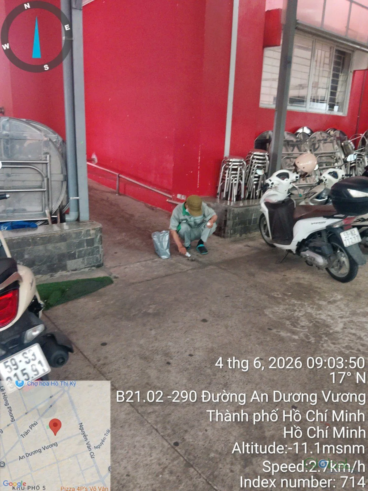 Kỹ thuật vi&ecirc;n phun thuốc diệt muỗi b&atilde;i cỏ nh&acirc;n tạo khu để xe