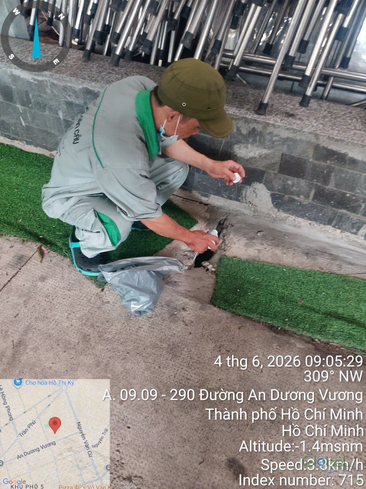 Kỹ thuật vi&ecirc;n đặt bả diệt kiến tr&ecirc;n thảm cỏ nh&acirc;n tạo ngo&agrave;i trời