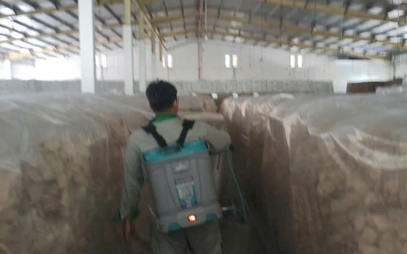 Kỹ thuật viên xử lý khu kho nguyên liệu trong nhà xưởng