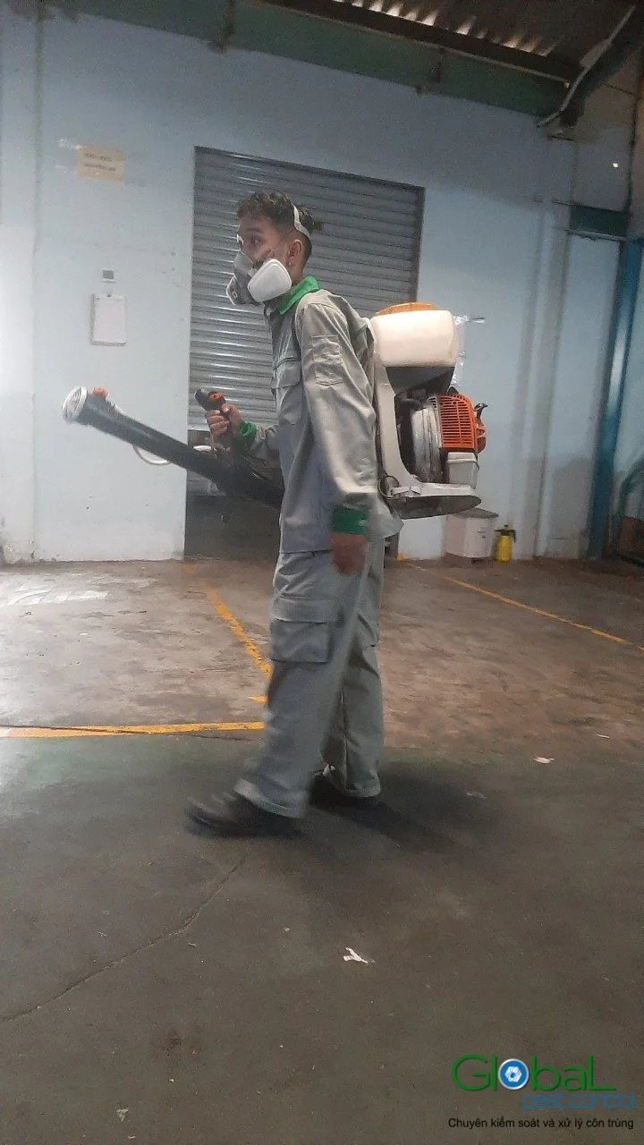 Kỹ thuật vi&ecirc;n phun m&ugrave; lạnh trong nh&agrave; xưởng c&oacute; cửa cuốn