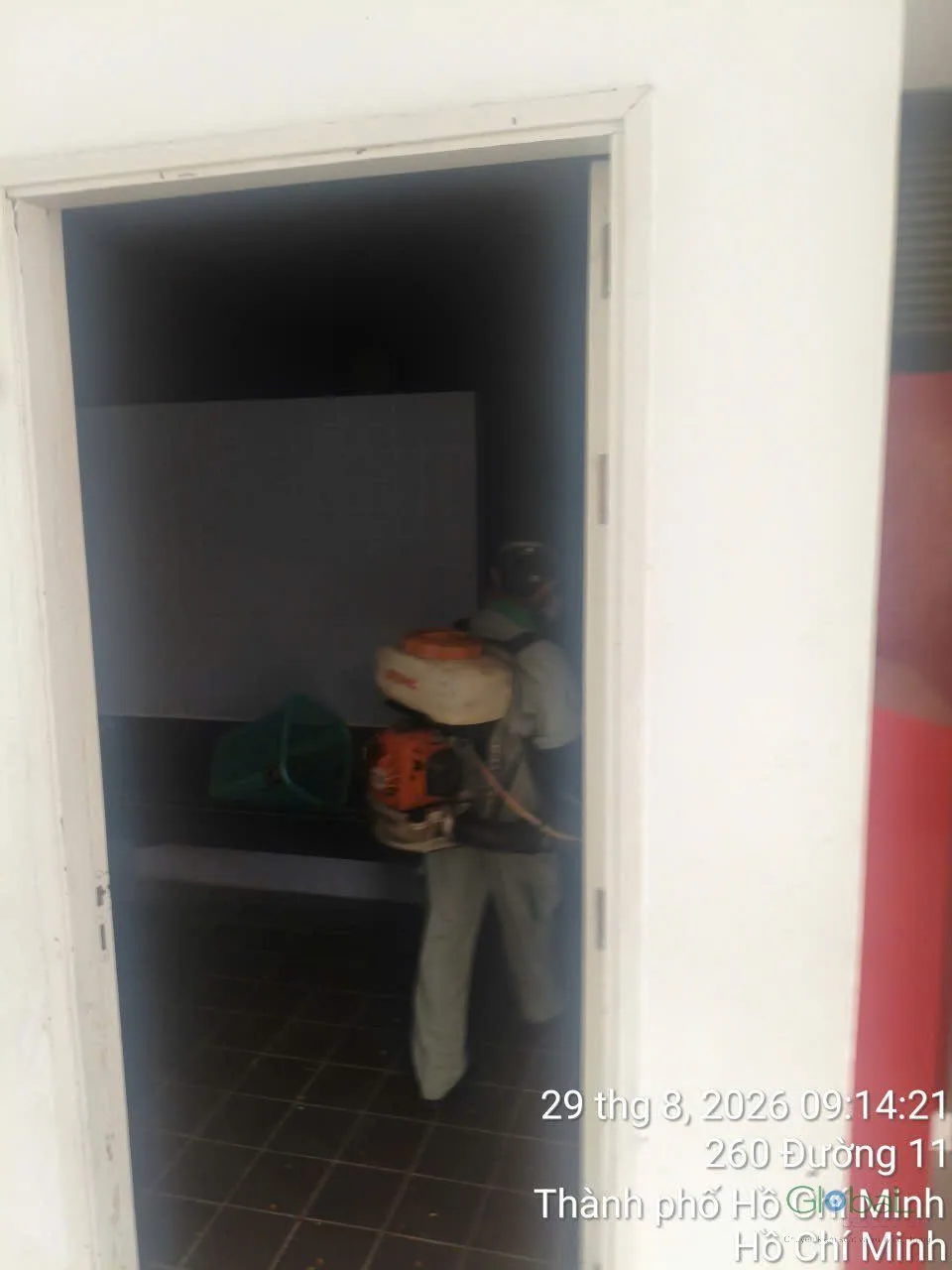 Kỹ thuật viên phun thuốc diệt côn trùng nhà vệ sinh trường học