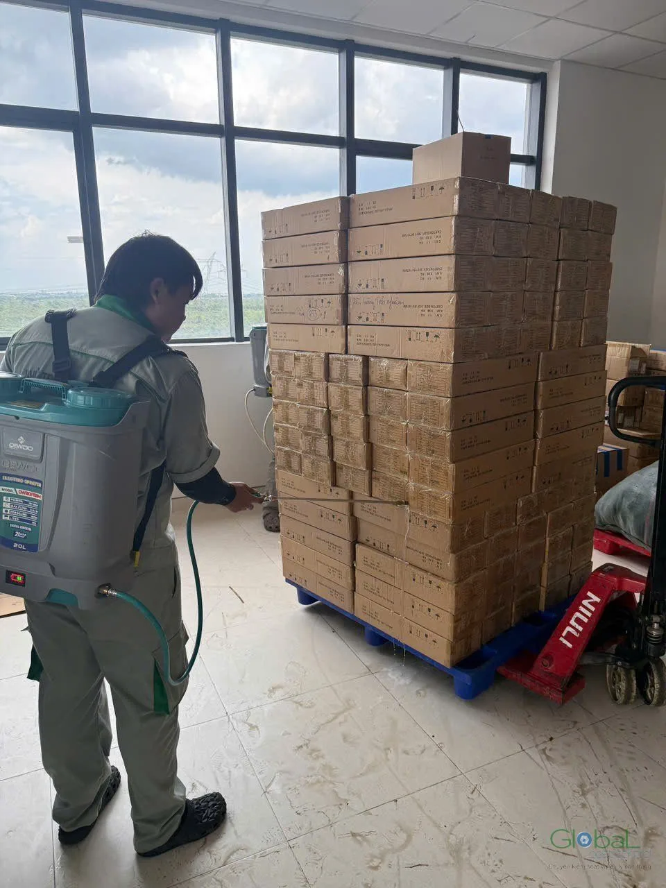Kỹ thuật vi&ecirc;n phun thuốc quanh pallet th&ugrave;ng carton trong kho th&agrave;nh phẩm