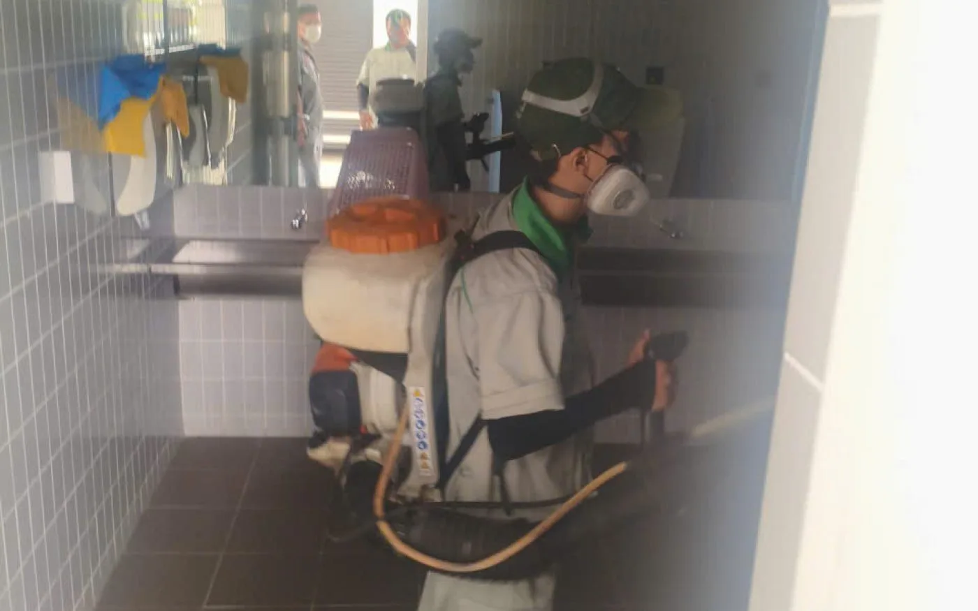 Kỹ thuật viên xử lý khu bếp và bồn rửa của nhà hàng