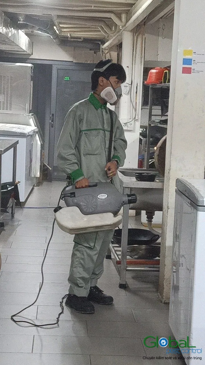 Kỹ thuật vi&ecirc;n d&ugrave;ng m&aacute;y phun m&ugrave; lạnh xử l&yacute; c&ocirc;n tr&ugrave;ng trong bếp