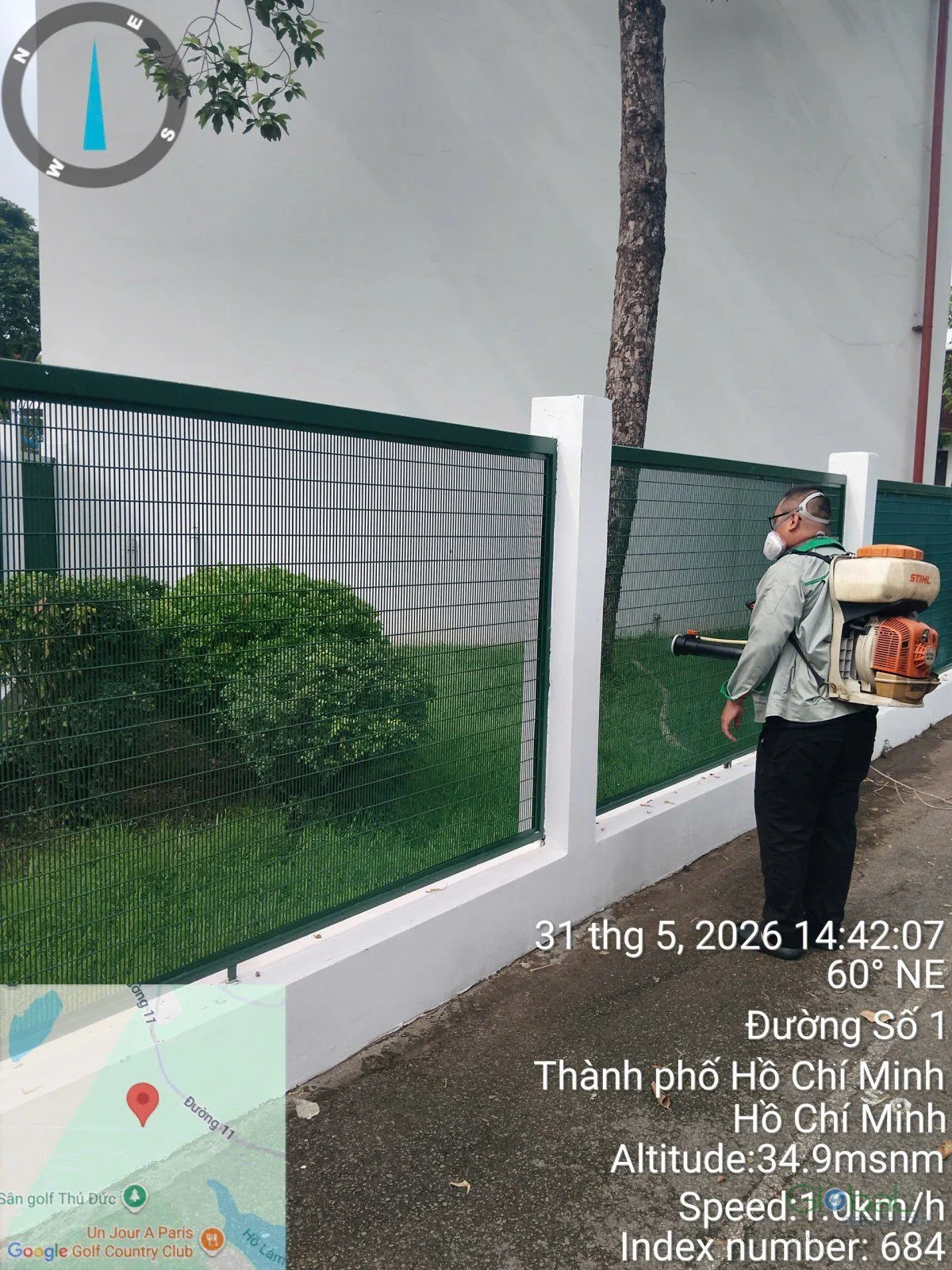 Kỹ thuật vi&ecirc;n phun thuốc diệt muỗi dọc h&agrave;ng r&agrave;o s&acirc;n trường
