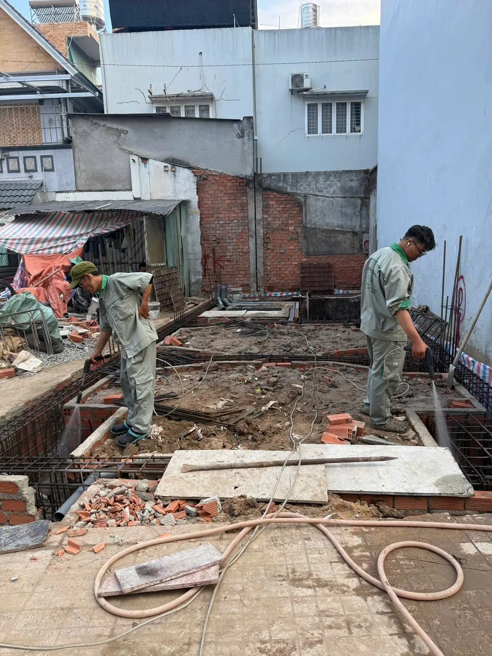 Hai kỹ thuật vi&ecirc;n phun thuốc ph&ograve;ng mối cho nền m&oacute;ng c&ocirc;ng tr&igrave;nh đang x&acirc;y