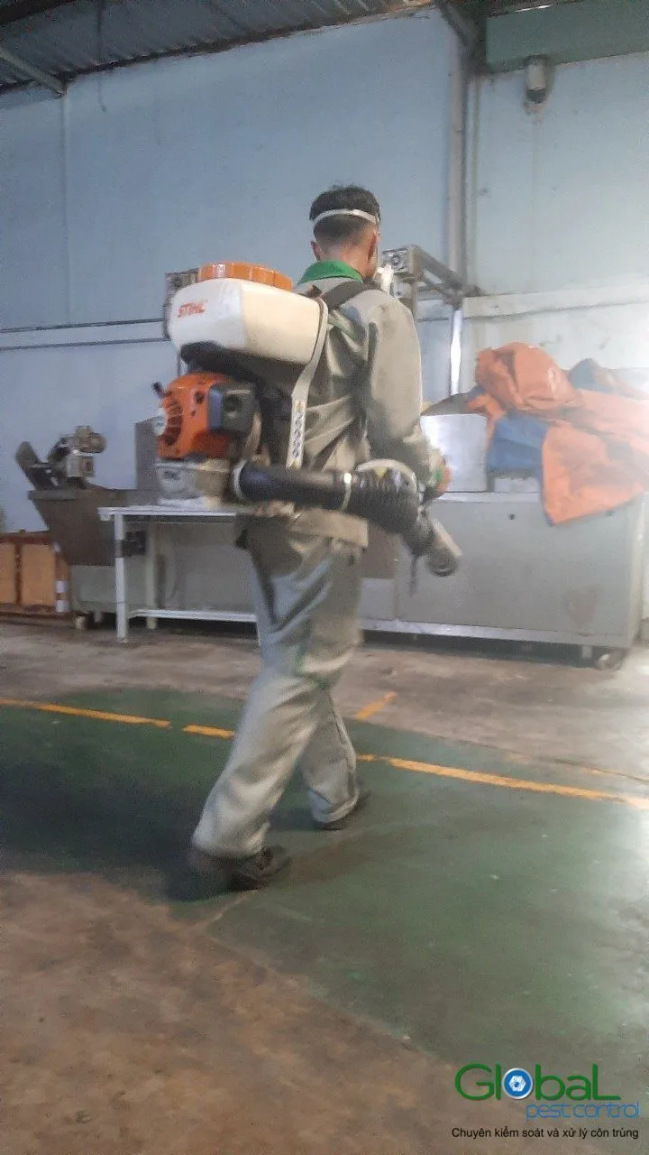Kỹ thuật vi&ecirc;n phun thuốc diệt c&ocirc;n tr&ugrave;ng lối đi trong xưởng sản xuất