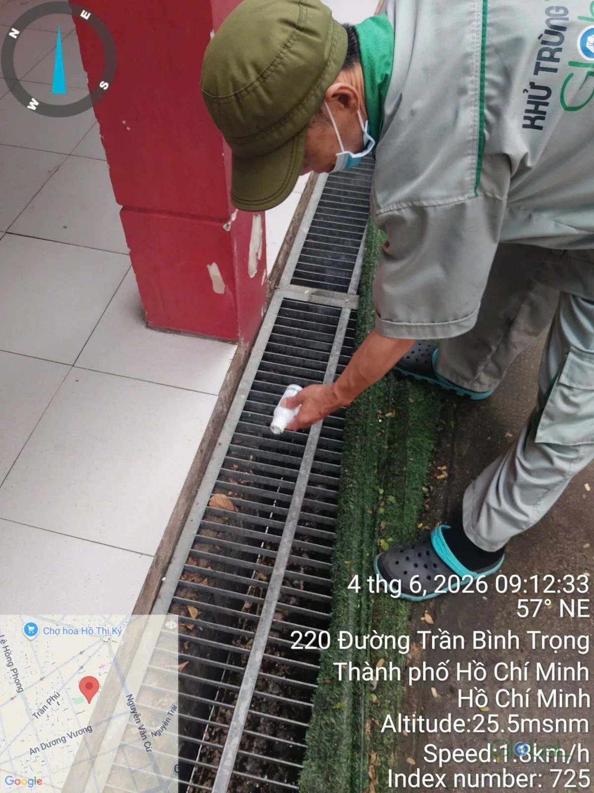 Kỹ thuật vi&ecirc;n đặt bả diệt gi&aacute;n v&agrave;o r&atilde;nh tho&aacute;t nước s&acirc;n trường