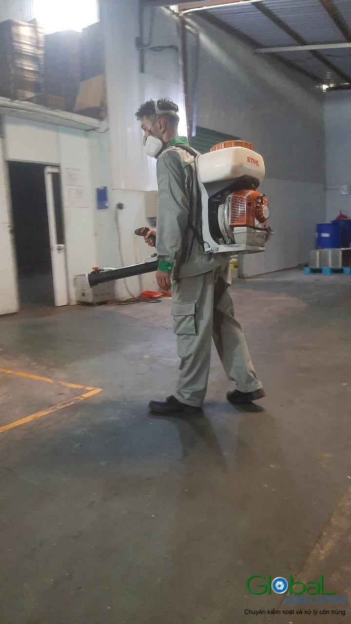 Kỹ thuật vi&ecirc;n đeo m&aacute;y phun động cơ xử l&yacute; c&ocirc;n tr&ugrave;ng trong nh&agrave; xưởng