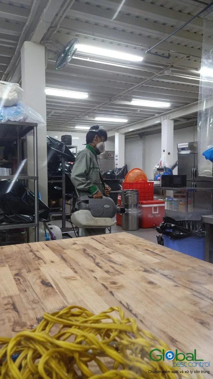 Kỹ thuật vi&ecirc;n phun thuốc diệt c&ocirc;n tr&ugrave;ng khu xưởng c&oacute; m&aacute;y m&oacute;c, phun định kỳ