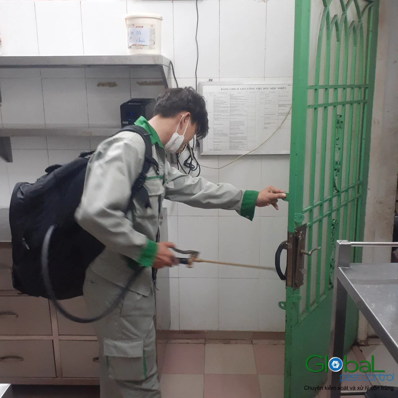 Kỹ thuật vi&ecirc;n phun thuốc diệt c&ocirc;n tr&ugrave;ng khu cửa sau bếp nh&agrave; h&agrave;ng