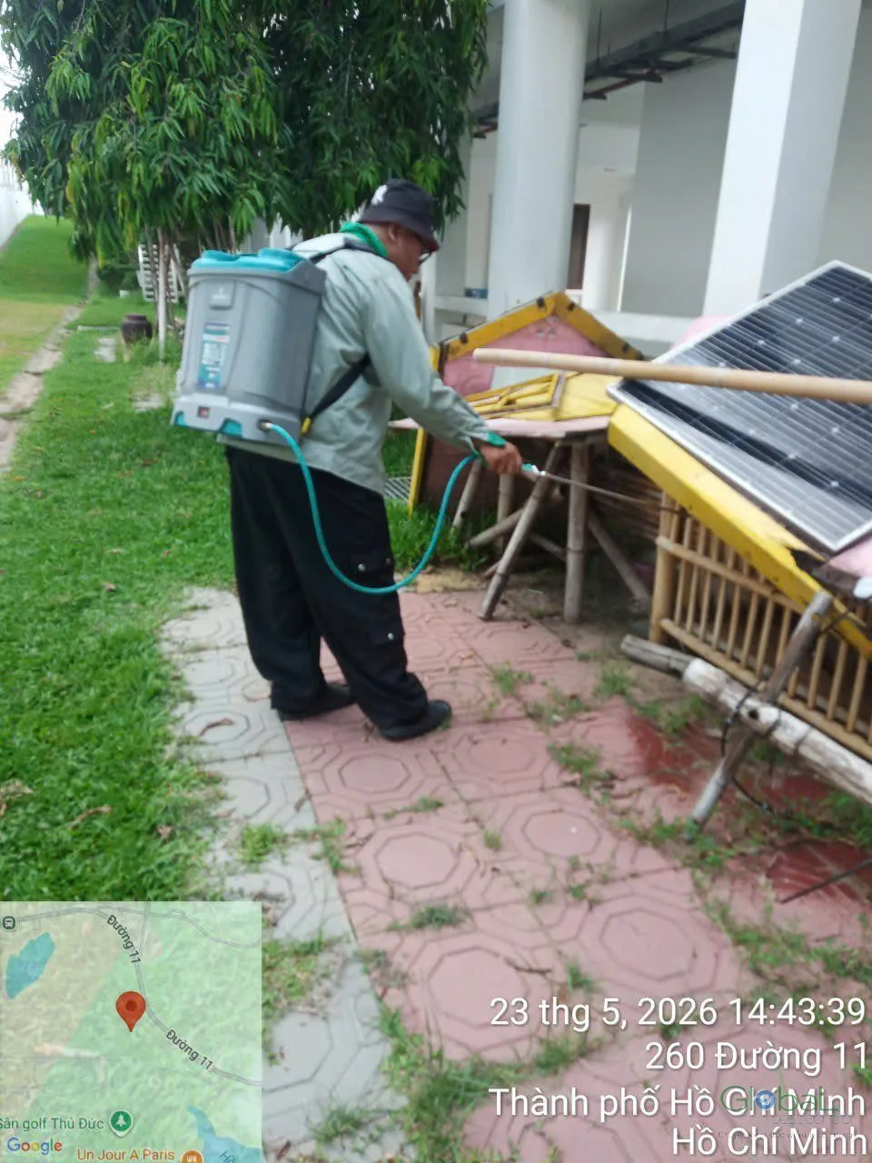 Kỹ thuật vi&ecirc;n phun thuốc diệt muỗi khu vật liệu để ngo&agrave;i trời cạnh b&atilde;i cỏ