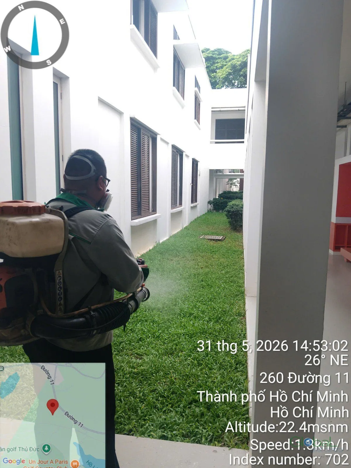Kỹ thuật vi&ecirc;n đeo m&aacute;y phun động cơ phun thuốc diệt muỗi b&atilde;i cỏ trường học
