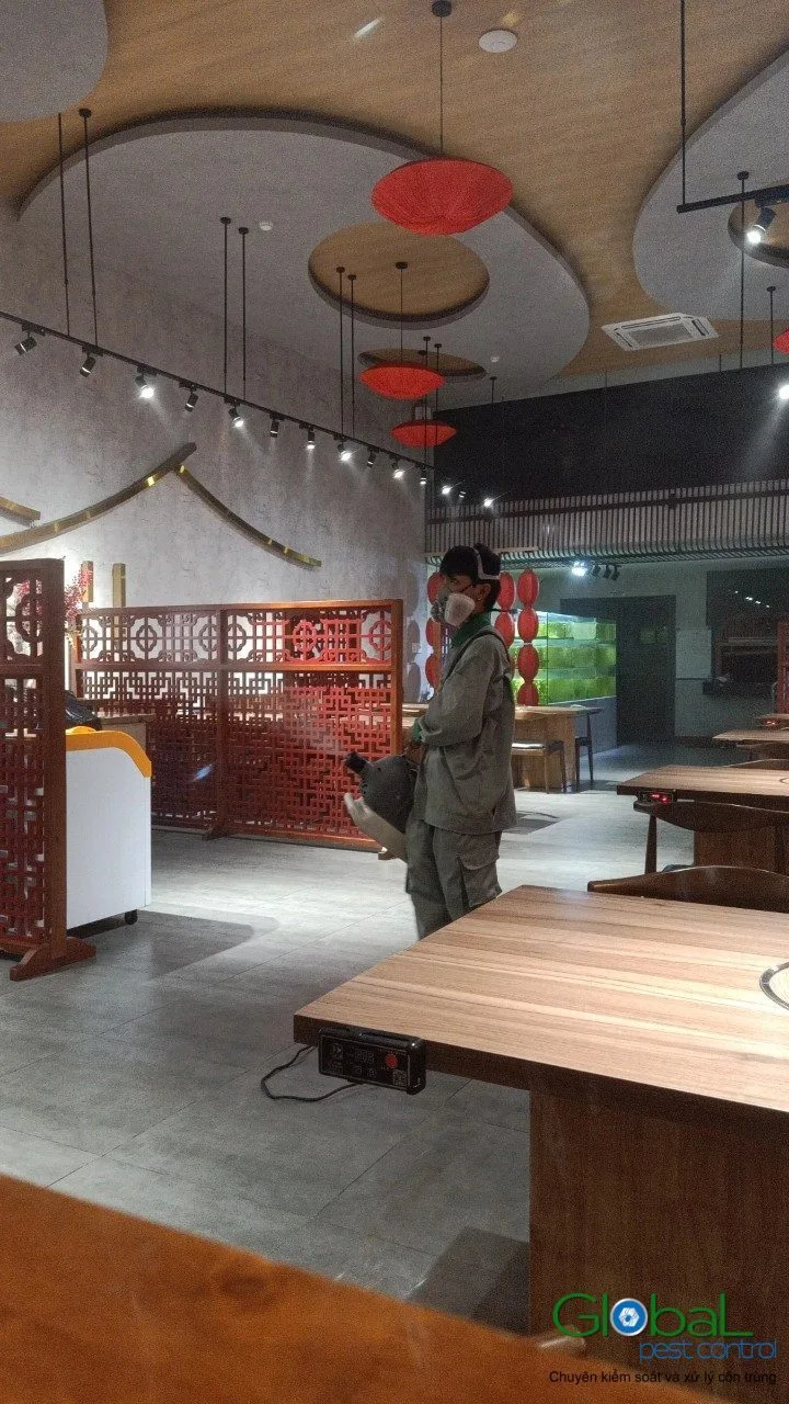 Kỹ thuật vi&ecirc;n phun thuốc diệt c&ocirc;n tr&ugrave;ng khu b&agrave;n ăn nh&agrave; h&agrave;ng trước giờ mở cửa