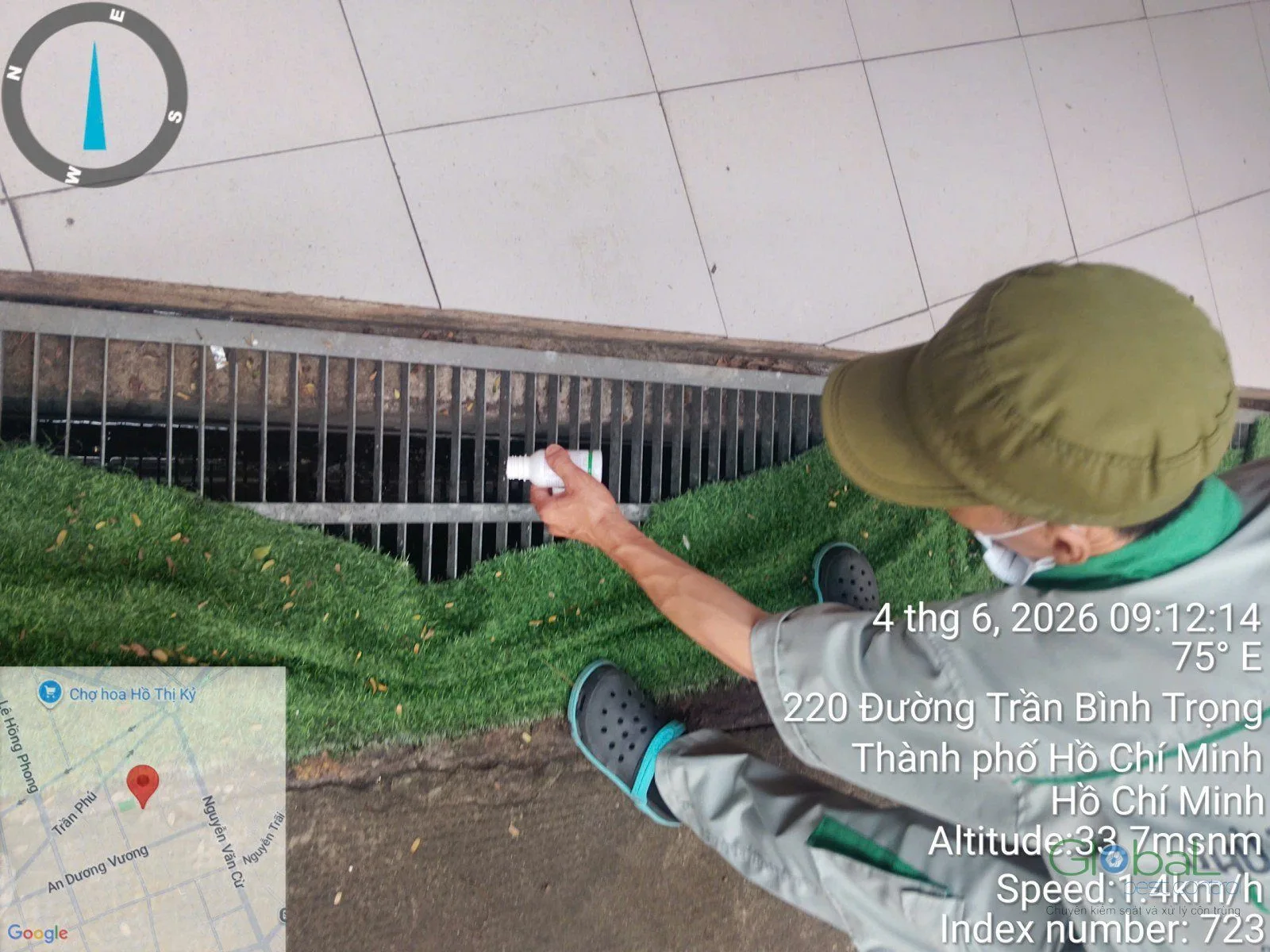 Kỹ thuật vi&ecirc;n đặt bả diệt gi&aacute;n v&agrave;o r&atilde;nh tho&aacute;t nước cạnh thảm cỏ