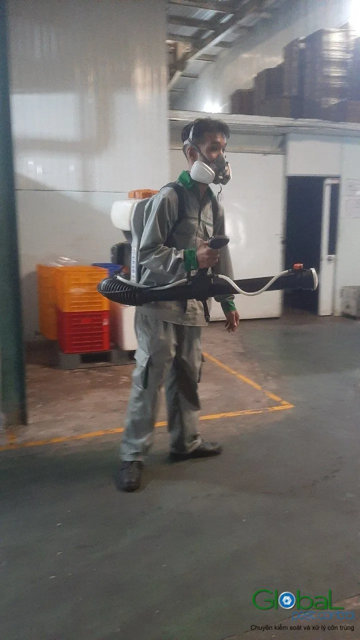 Kỹ thuật vi&ecirc;n đeo m&aacute;y phun động cơ phun thuốc lối đi nh&agrave; xưởng, phun định kỳ
