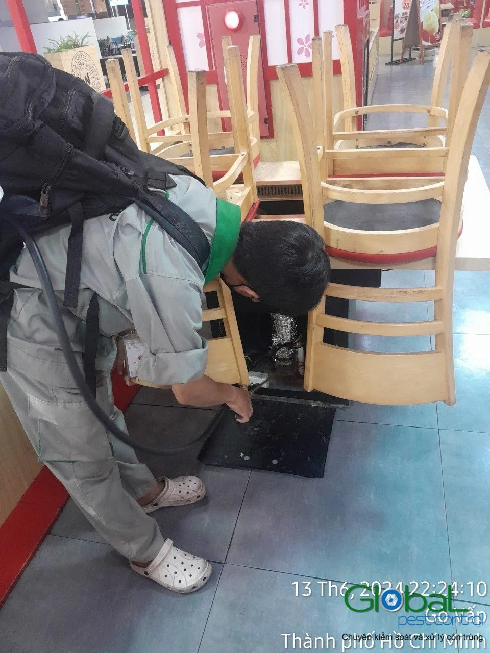 Kỹ thuật vi&ecirc;n phun thuốc diệt gi&aacute;n dưới gầm ghế xếp chồng nh&agrave; h&agrave;ng