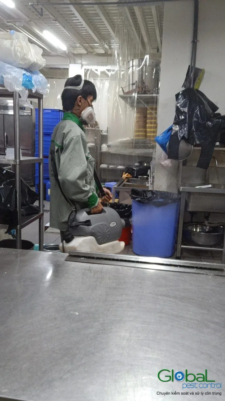 Kỹ thuật vi&ecirc;n phun thuốc gầm bếp inox trong bếp c&ocirc;ng nghiệp