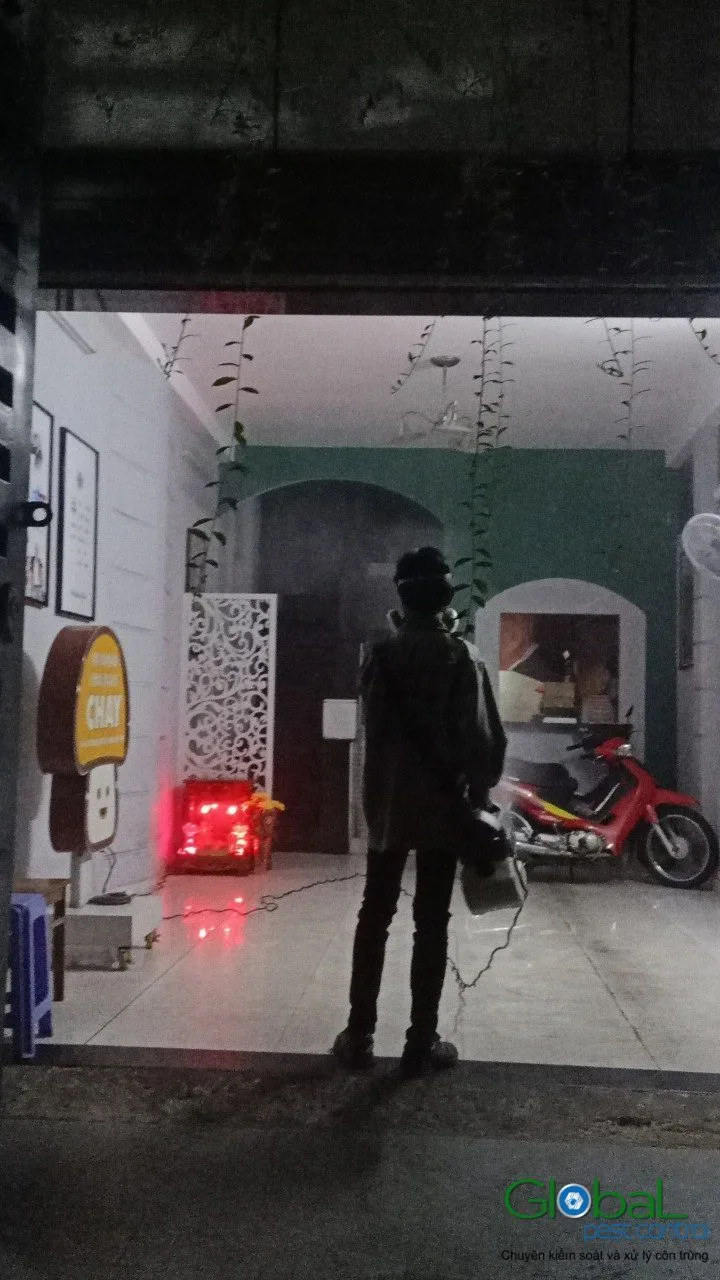 Kỹ thuật vi&ecirc;n phun thuốc diệt c&ocirc;n tr&ugrave;ng lối v&agrave;o qu&aacute;n về đ&ecirc;m