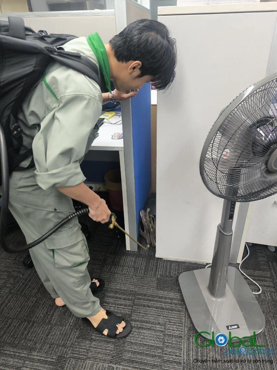Kỹ thuật vi&ecirc;n phun thuốc diệt gi&aacute;n kẽ tủ cạnh quạt đứng văn ph&ograve;ng