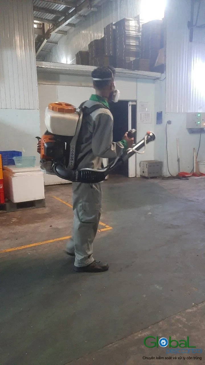 Kỹ thuật vi&ecirc;n đeo m&aacute;y phun động cơ phun thuốc khu m&aacute;y m&oacute;c nh&agrave; xưởng