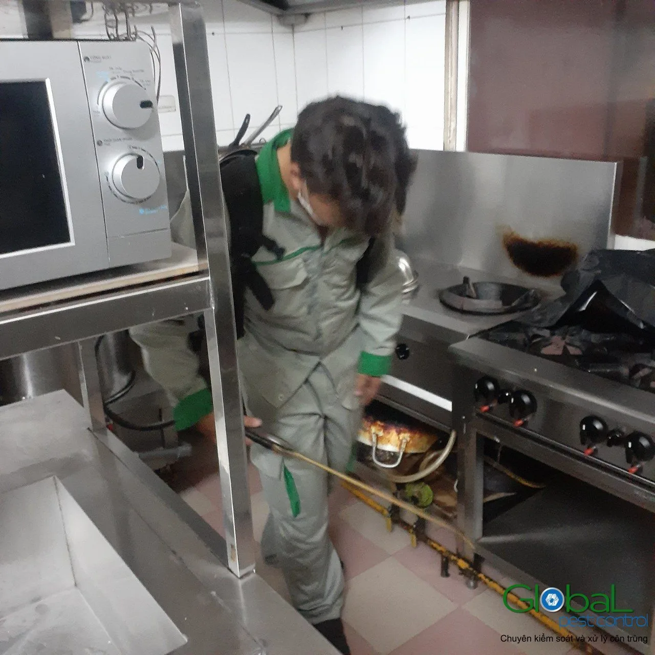 Kỹ thuật vi&ecirc;n phun thuốc kẽ bếp v&agrave; l&ograve; c&ocirc;ng nghiệp trong bếp nh&agrave; h&agrave;ng