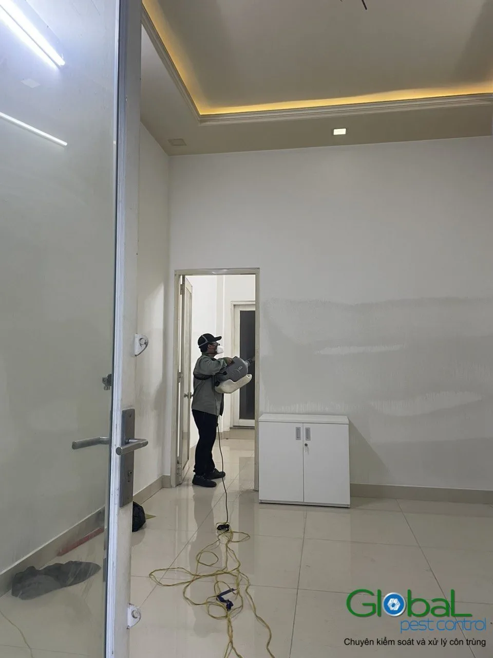 Kỹ thuật vi&ecirc;n phun thuốc ph&ograve;ng trống c&oacute; tủ gỗ trong nh&agrave; ở