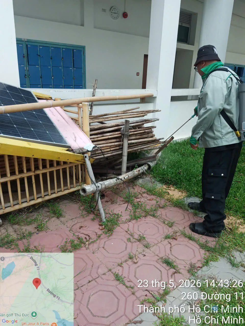 Kỹ thuật vi&ecirc;n phun thuốc diệt muỗi cạnh đống vật liệu gỗ ngo&agrave;i trời