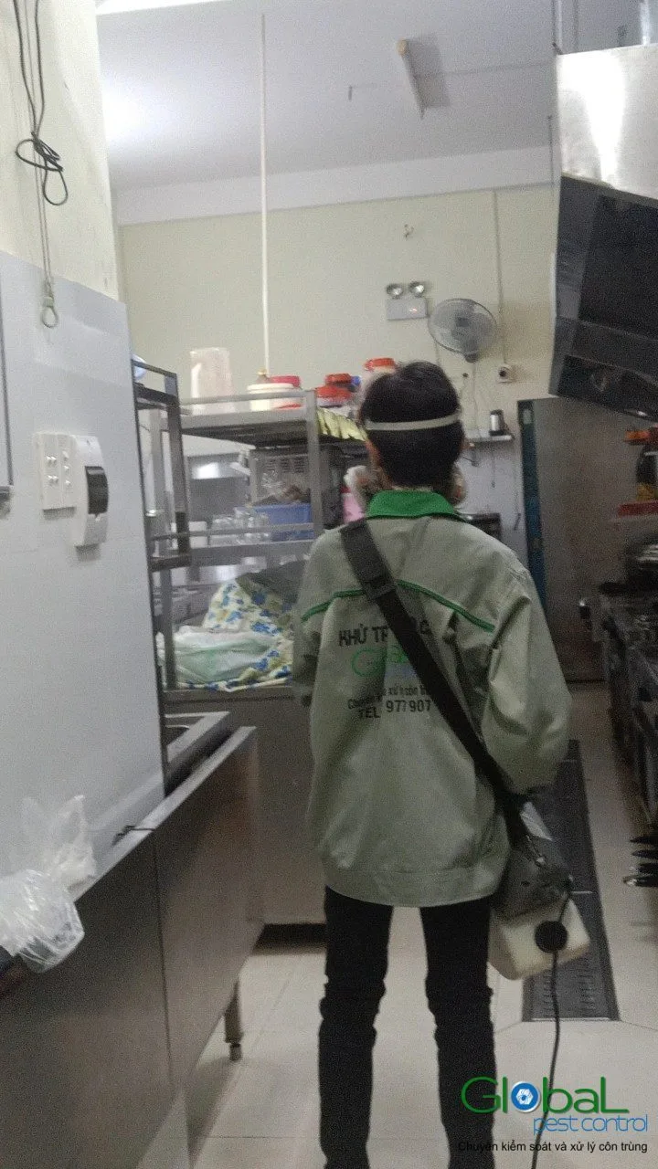 Kỹ thuật vi&ecirc;n phun thuốc diệt c&ocirc;n tr&ugrave;ng lối đi bếp c&ocirc;ng nghiệp