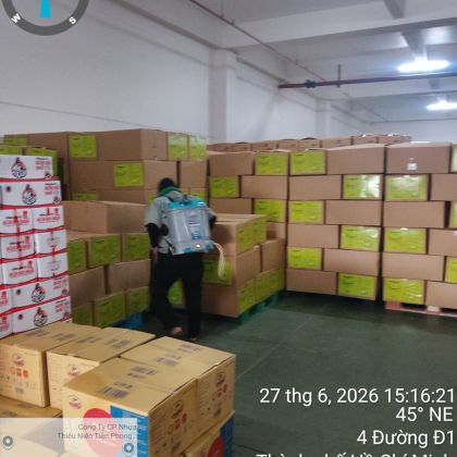 Xử lý côn trùng giữa các kệ hàng trong nhà xưởng